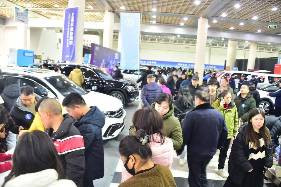 观众们眼前一亮，一场盛大的比赛即将开始