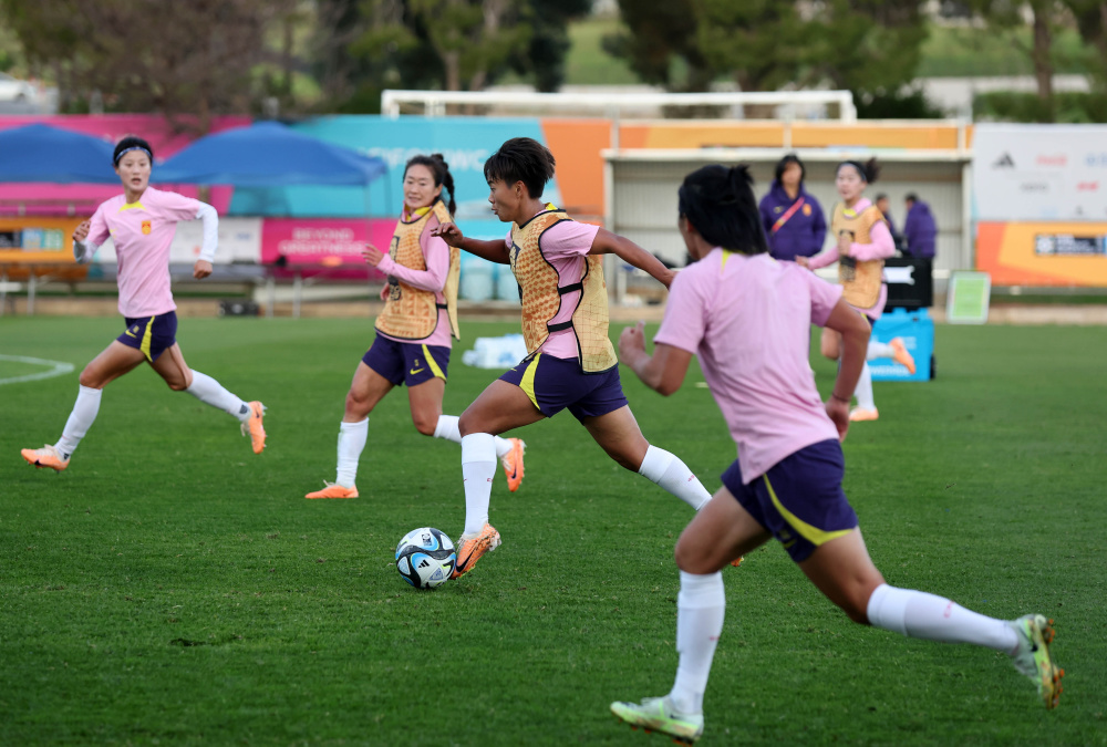 巴西女足队员因伤暂时离开训练的简单介绍