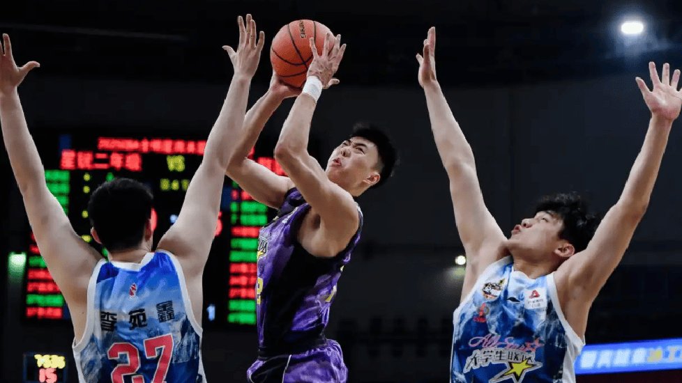 开云体育下载-包含新秀球员在场上展现出色表现，令教练组大为惊喜的词条