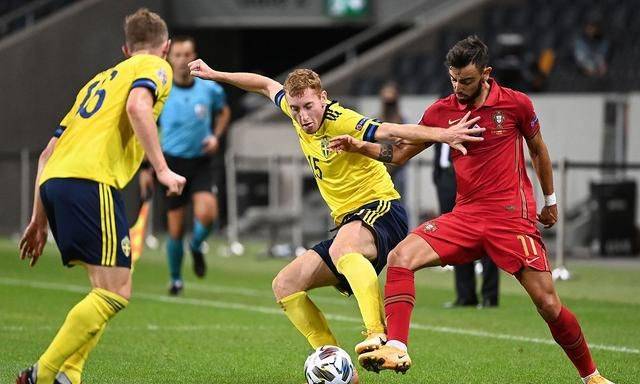 关于激烈角逐欧洲足球赛事，球员们全力以赴争夺荣誉的信息