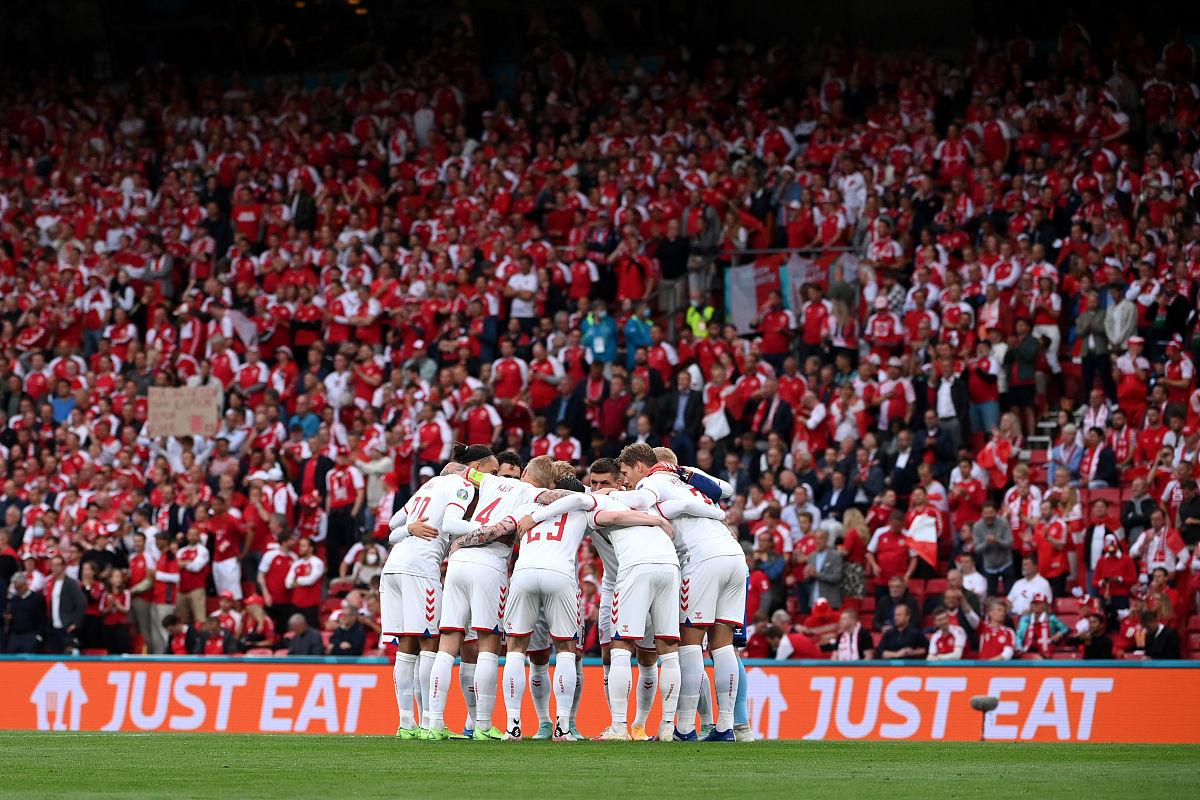 一场热门国际足球比赛掀起球迷热议