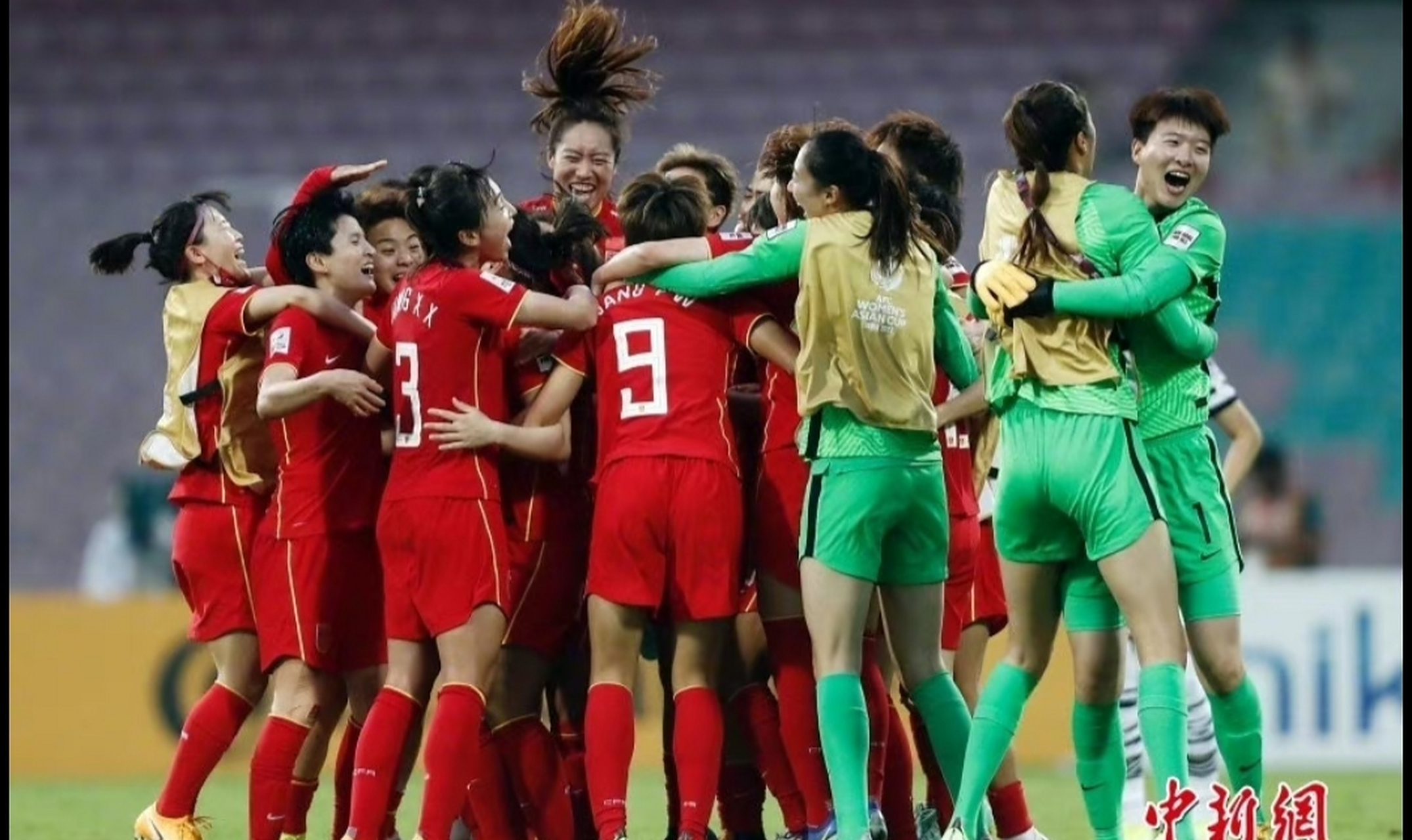 开云体育下载-中国女足队员积极拼搏，夺取胜利
