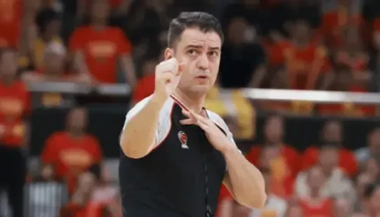 裁判判罚争议，球迷情绪激动