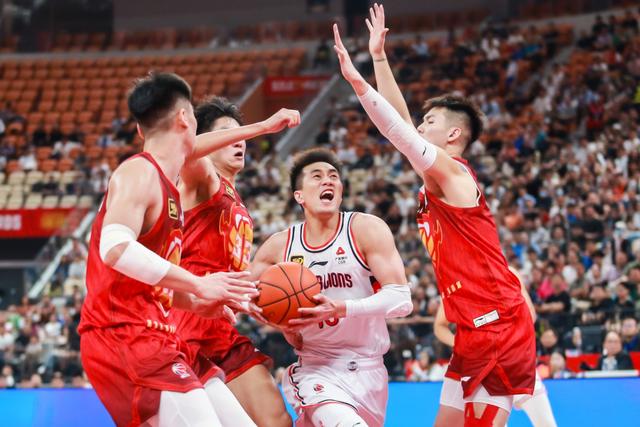 团体合作！选手默契配合，共同终结对手困境