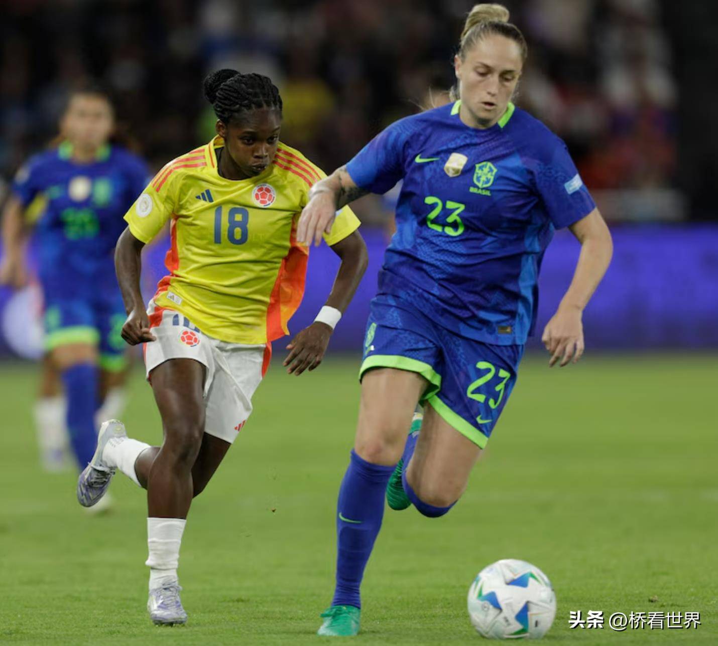 包含巴西女足队员努力训练备战下一场比赛的词条