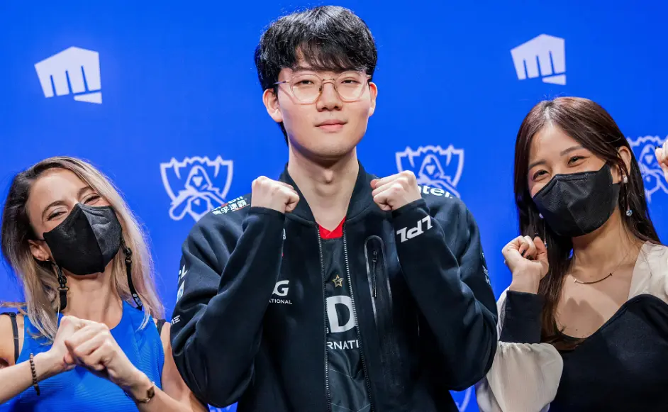 开云体育官方网站-SHR翻盘WBG，Deft单局斩获MVP宿敌对决八强赛，成为赛场最大亮点的简单介绍