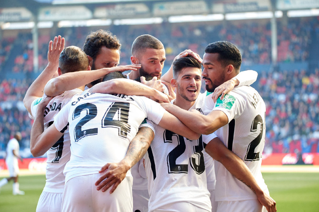 关于奥萨苏纳主场拿分，提升积分榜排名的信息