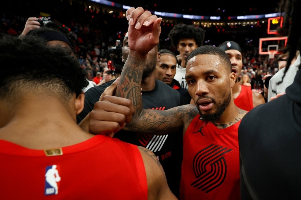 关于浙江队完胜湖人，利拉德高光表现的信息